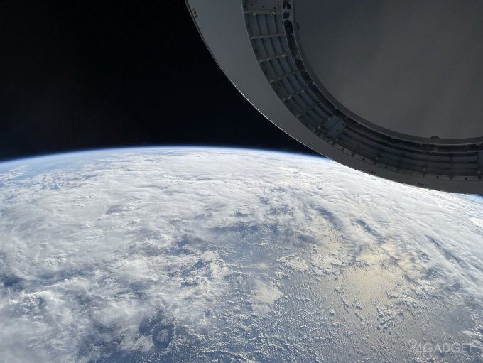Космический путешественник-миллиардер Айзекман снимал Землю при помощи iPhone 12 (2 фото)
